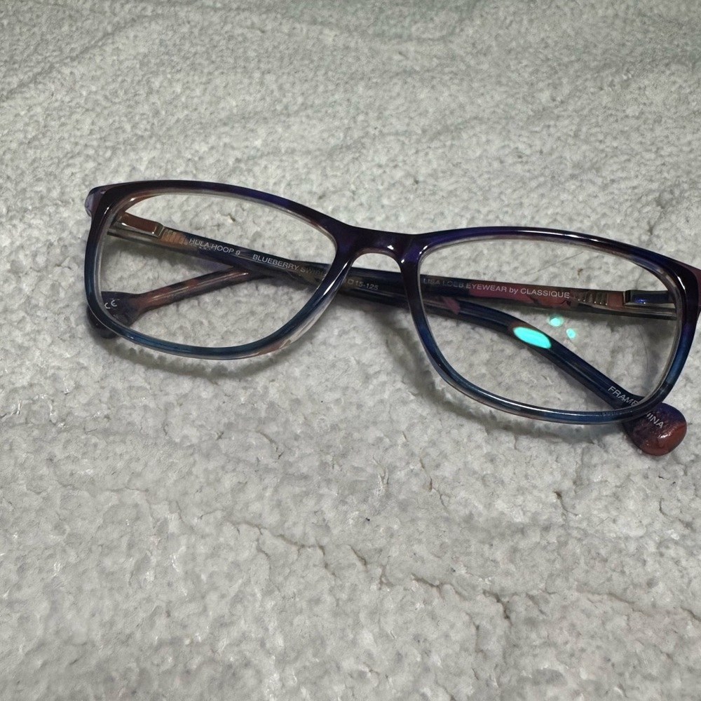 Girl’s eyeglass